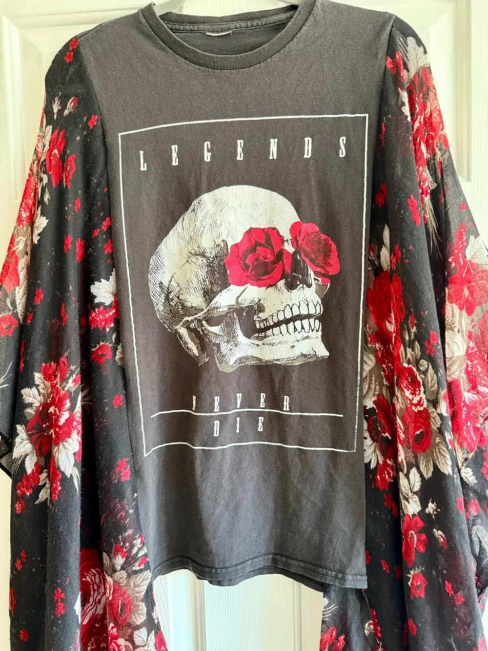 Upcycled Goth Grunge LEGENDS NEVER DIE Skull Roses Poncho Tee Flowy Sleeves OSFM - Picture 4 of 4